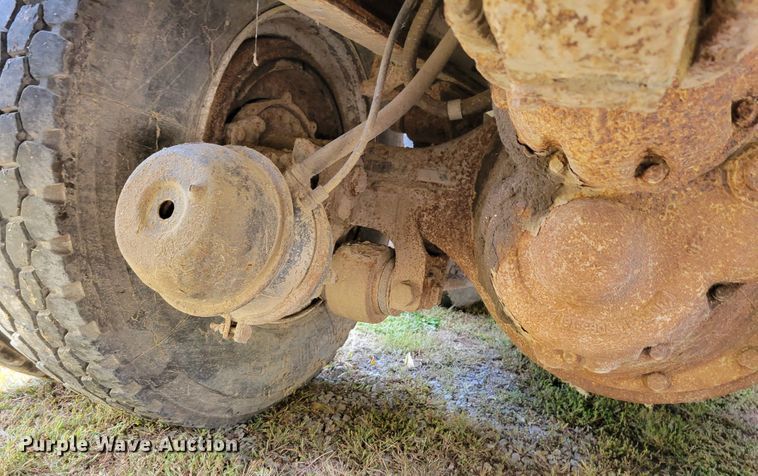 image for item DM8070 1993 International 4900  refuse truck