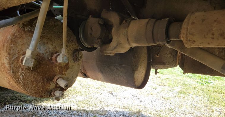 image for item DM8070 1993 International 4900  refuse truck