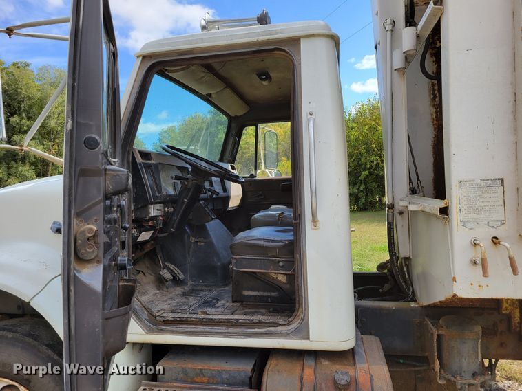 image for item DM8070 1993 International 4900  refuse truck