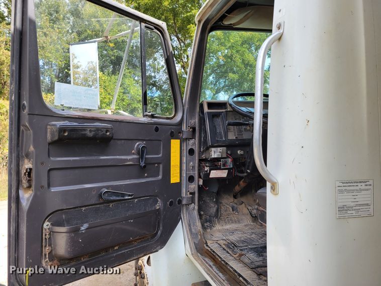 image for item DM8070 1993 International 4900  refuse truck