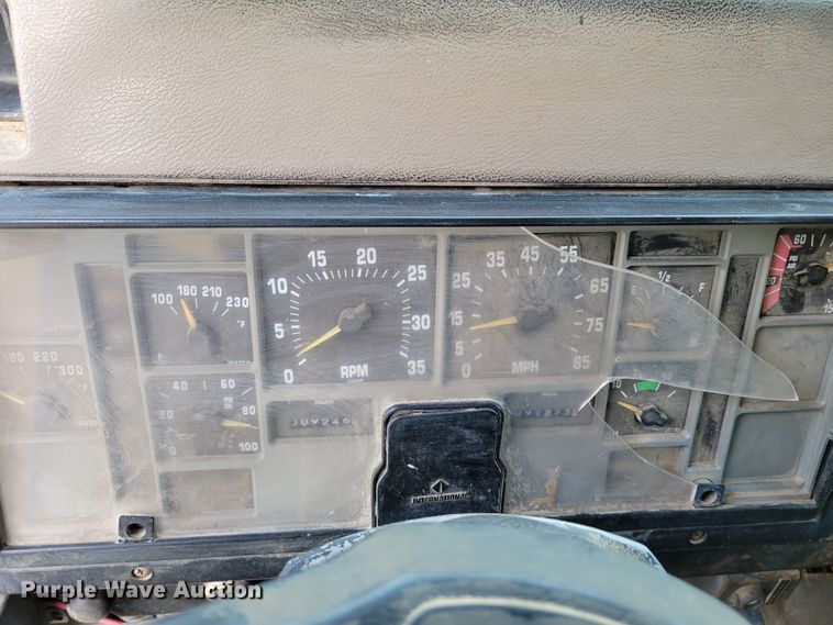 image for item DM8070 1993 International 4900  refuse truck