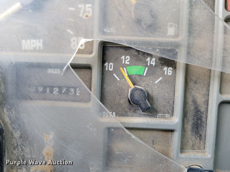 image for item DM8070 1993 International 4900  refuse truck