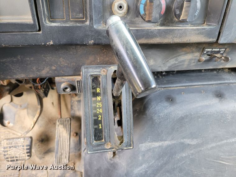 image for item DM8070 1993 International 4900  refuse truck