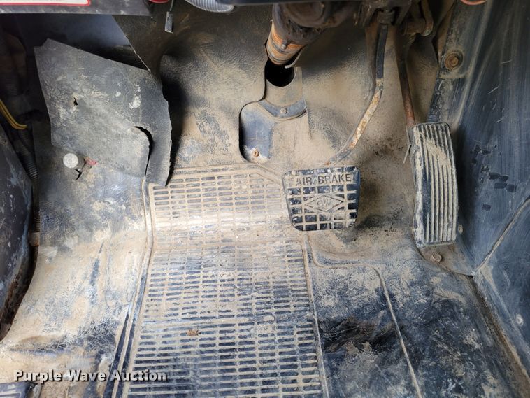 image for item DM8070 1993 International 4900  refuse truck