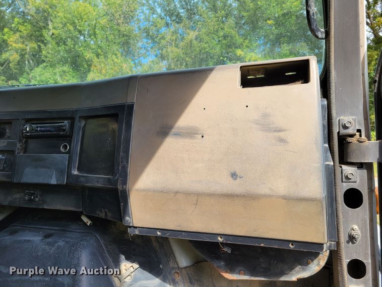 image for item DM8070 1993 International 4900  refuse truck