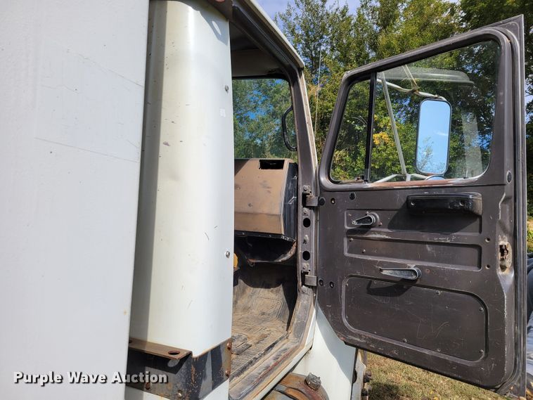 image for item DM8070 1993 International 4900  refuse truck