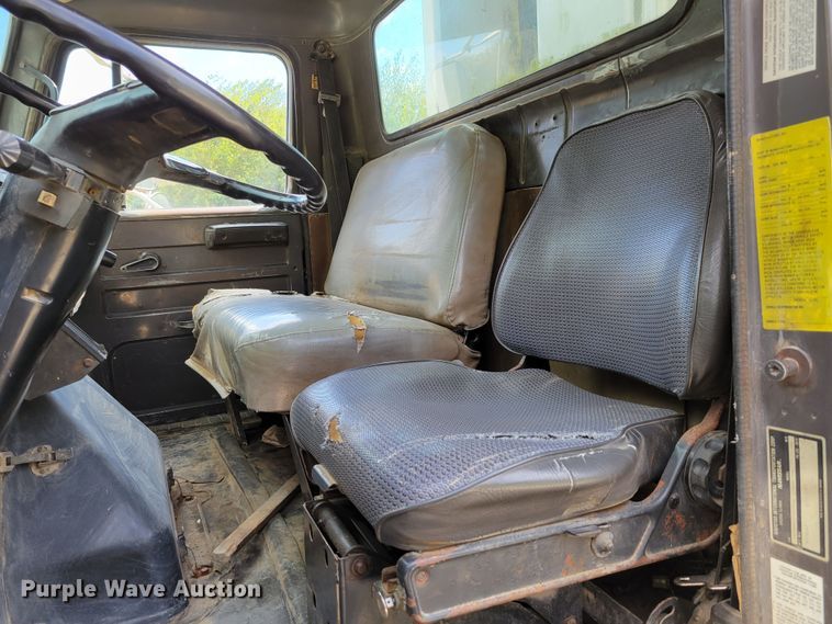 image for item DM8070 1993 International 4900  refuse truck