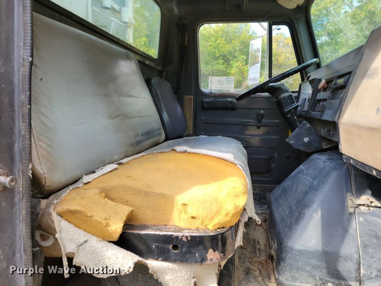 image for item DM8070 1993 International 4900  refuse truck