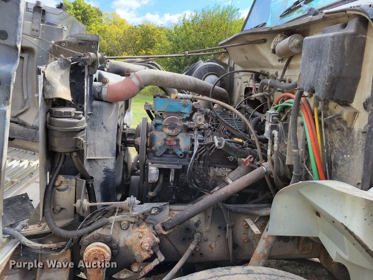 image for item DM8070 1993 International 4900  refuse truck