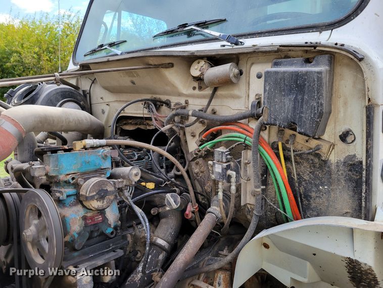 image for item DM8070 1993 International 4900  refuse truck