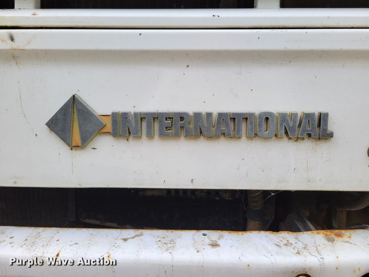 image for item DM8070 1993 International 4900  refuse truck