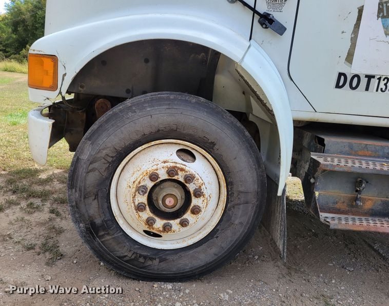 image for item DM8070 1993 International 4900  refuse truck