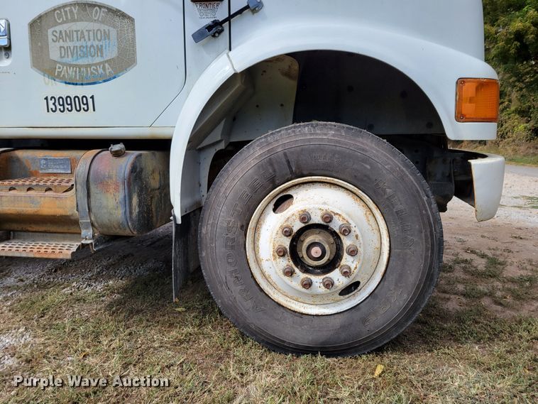 image for item DM8070 1993 International 4900  refuse truck