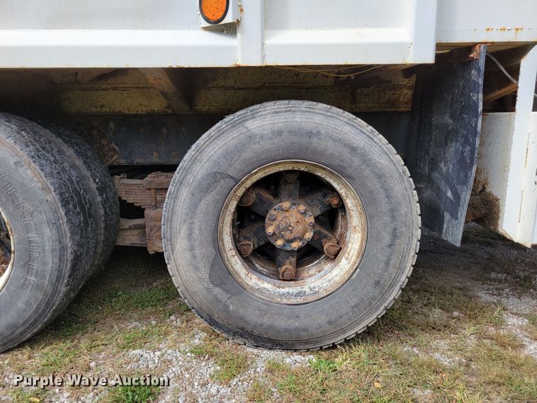 image for item DM8070 1993 International 4900  refuse truck