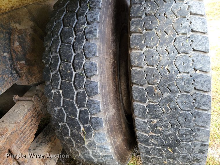 image for item DM8070 1993 International 4900  refuse truck