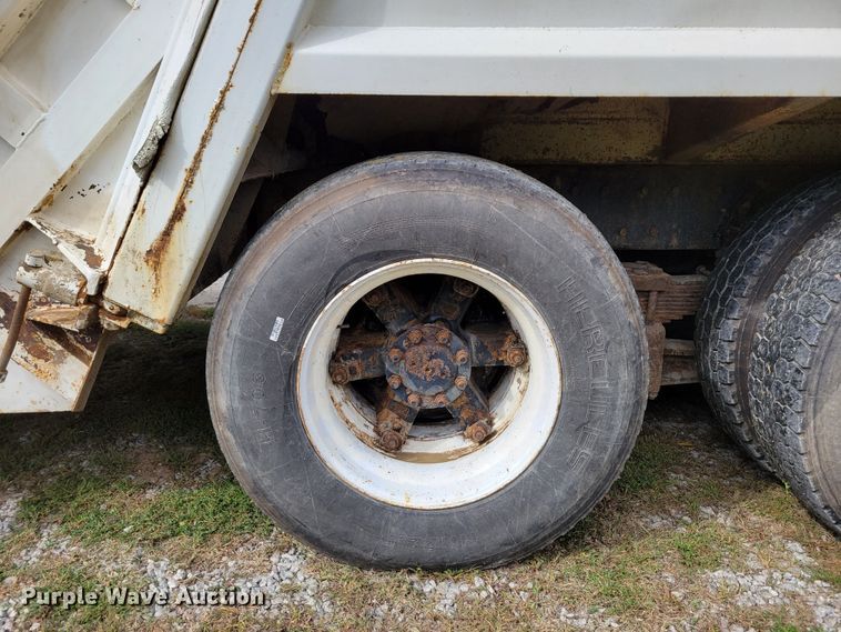 image for item DM8070 1993 International 4900  refuse truck