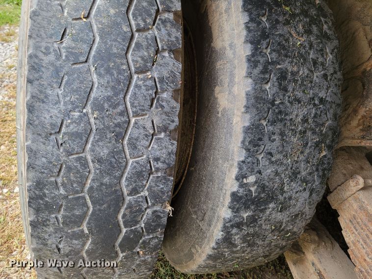 image for item DM8070 1993 International 4900  refuse truck