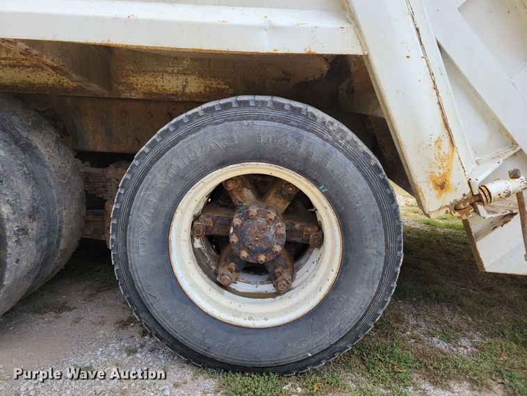 image for item DM8070 1993 International 4900  refuse truck