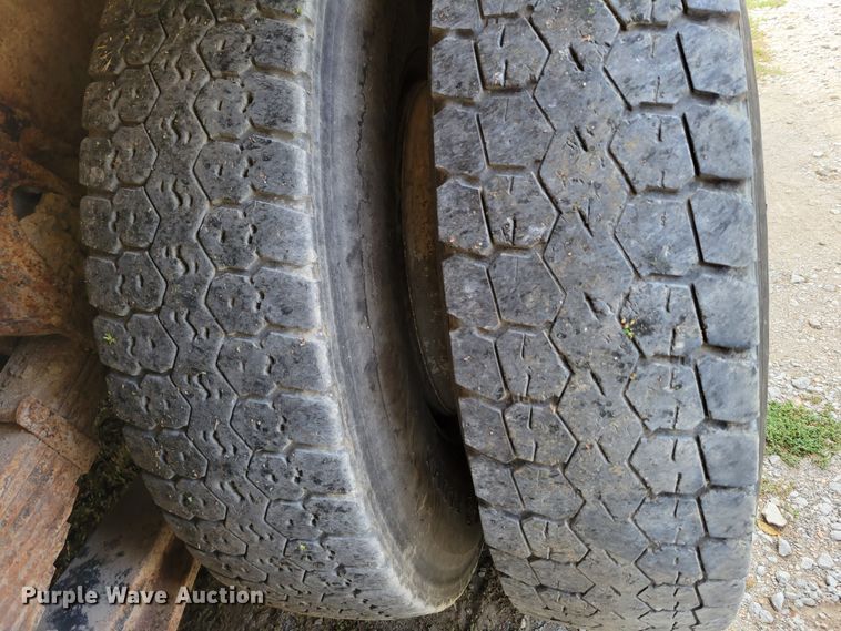 image for item DM8070 1993 International 4900  refuse truck