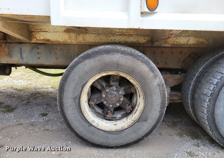 image for item DM8070 1993 International 4900  refuse truck