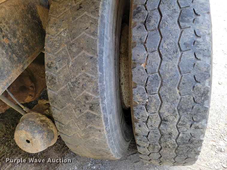 image for item DM8070 1993 International 4900  refuse truck