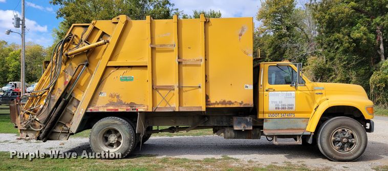 image for item DM8071 1997 Ford F800  refuse truck