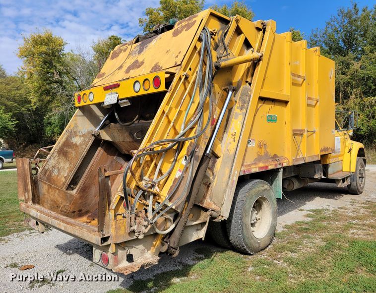 image for item DM8071 1997 Ford F800  refuse truck