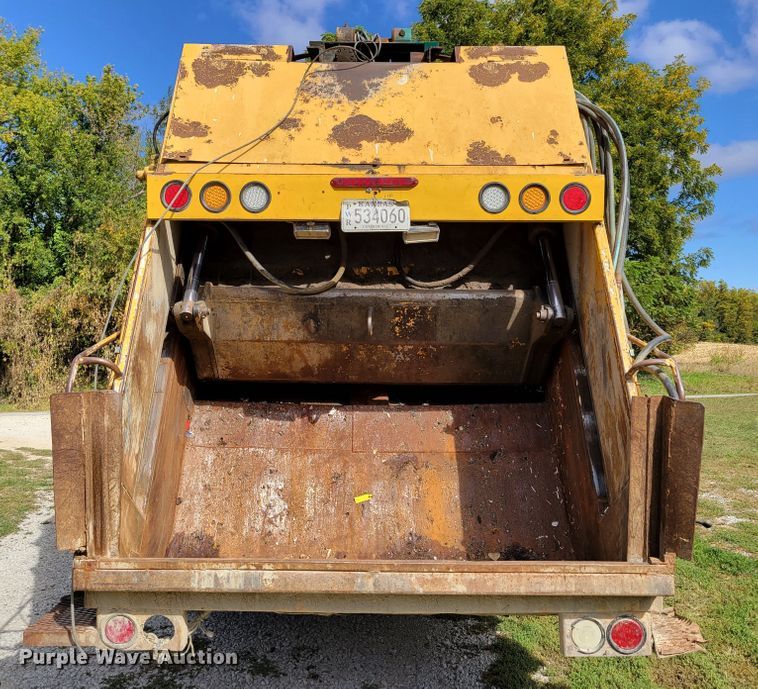 image for item DM8071 1997 Ford F800  refuse truck