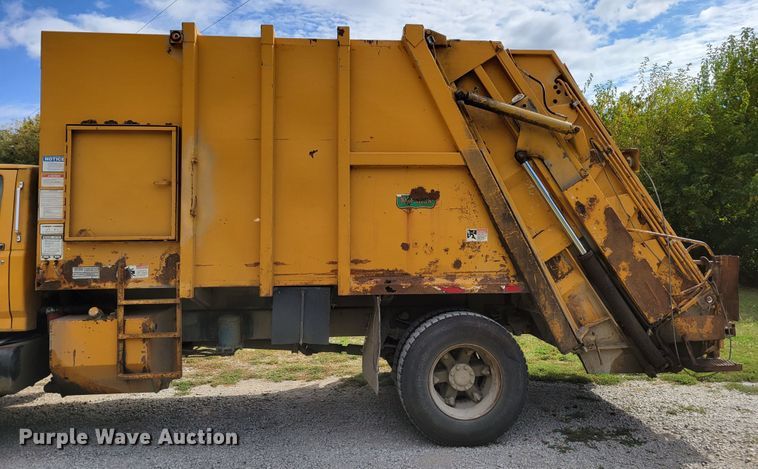 image for item DM8071 1997 Ford F800  refuse truck