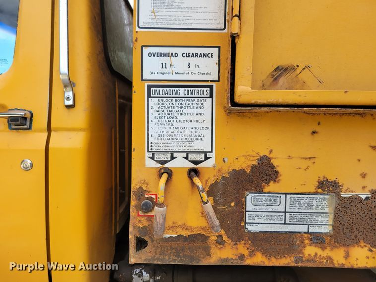 image for item DM8071 1997 Ford F800  refuse truck