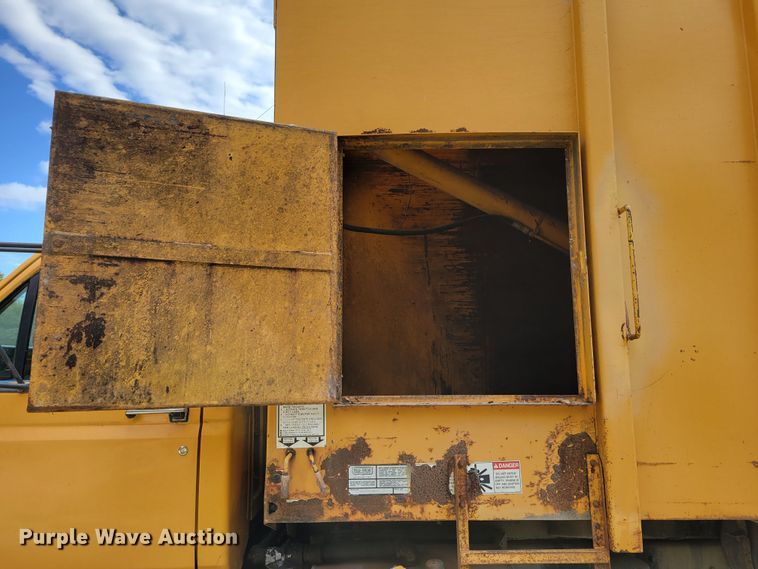 image for item DM8071 1997 Ford F800  refuse truck