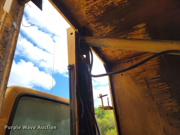 image for item DM8071 1997 Ford F800  refuse truck