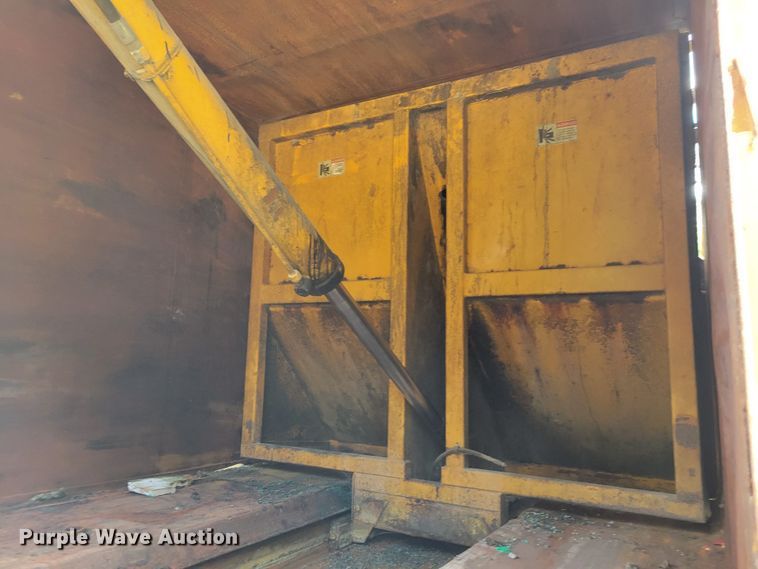 image for item DM8071 1997 Ford F800  refuse truck