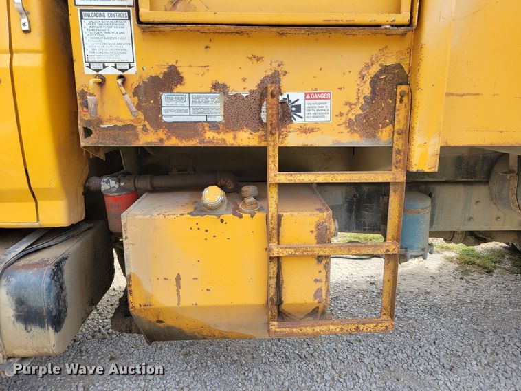 image for item DM8071 1997 Ford F800  refuse truck