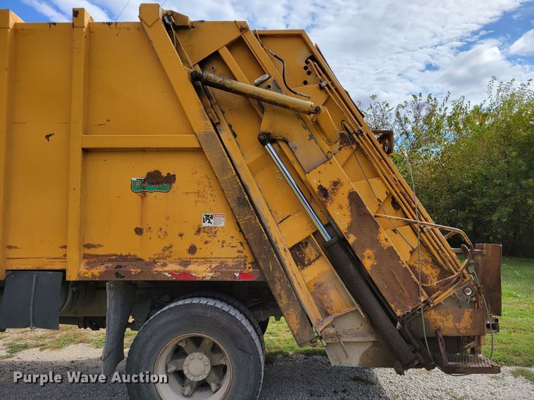 image for item DM8071 1997 Ford F800  refuse truck