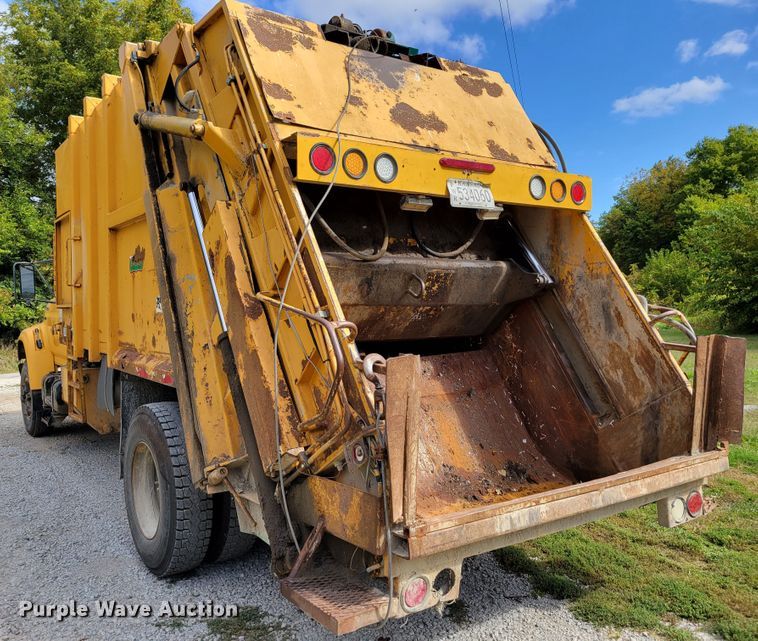 image for item DM8071 1997 Ford F800  refuse truck