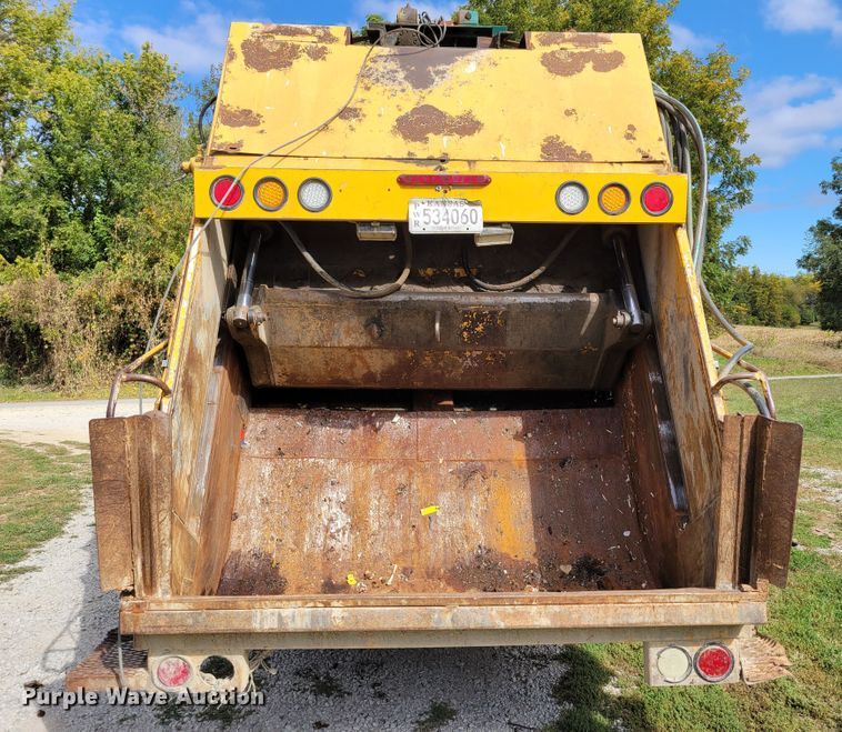 image for item DM8071 1997 Ford F800  refuse truck