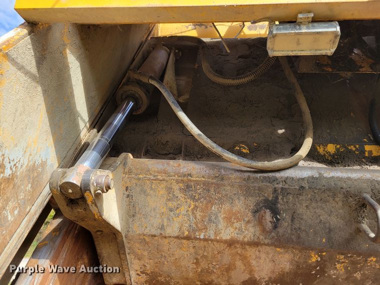 image for item DM8071 1997 Ford F800  refuse truck