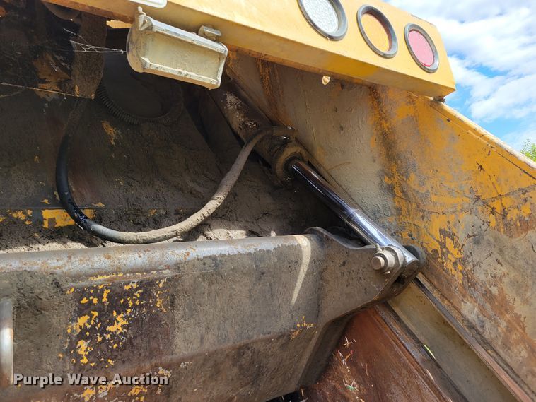 image for item DM8071 1997 Ford F800  refuse truck