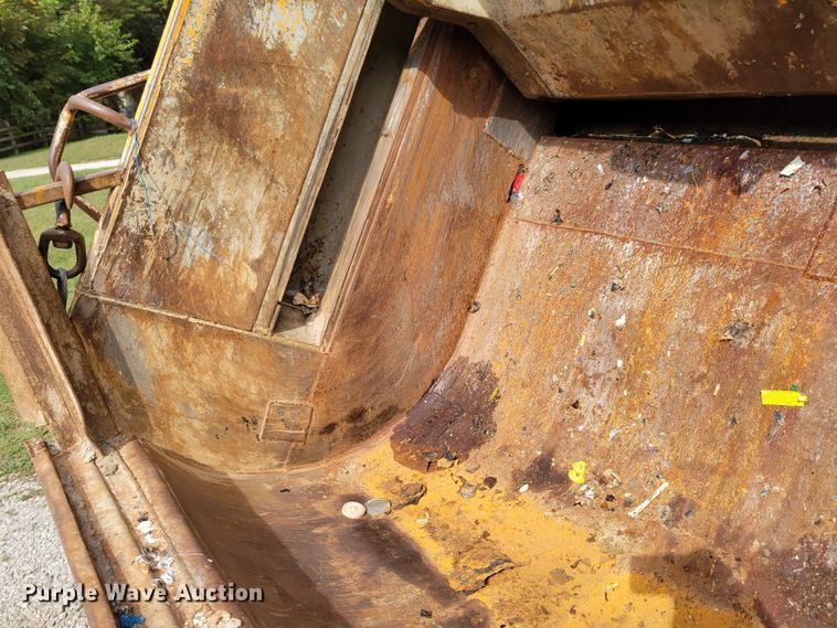 image for item DM8071 1997 Ford F800  refuse truck