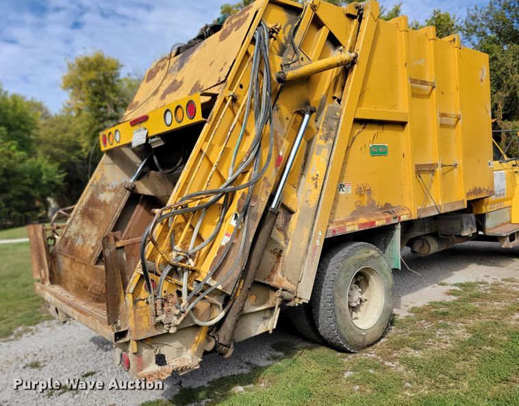 image for item DM8071 1997 Ford F800  refuse truck