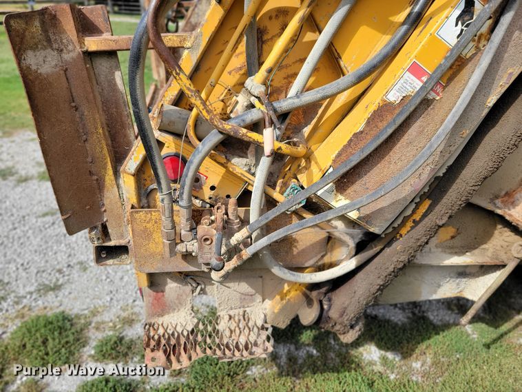 image for item DM8071 1997 Ford F800  refuse truck