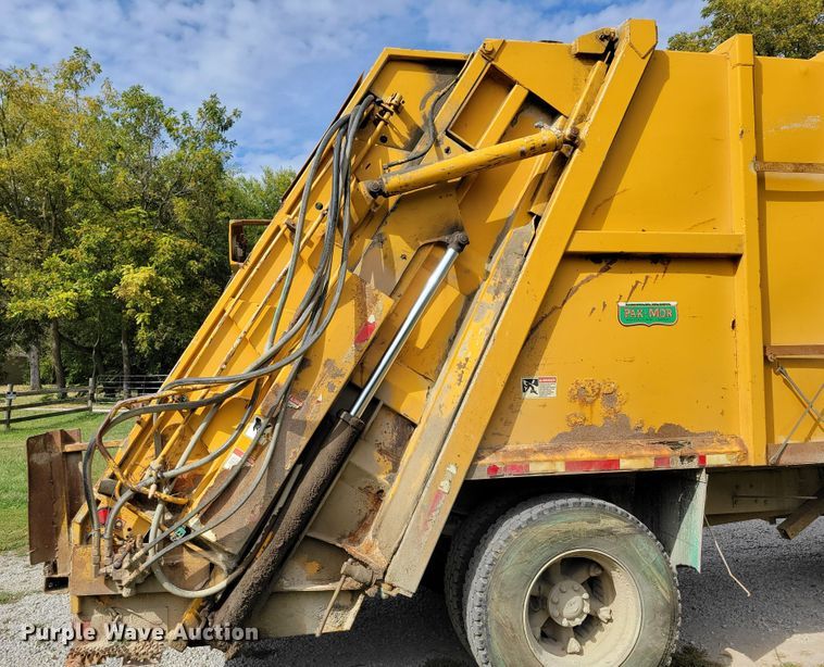 image for item DM8071 1997 Ford F800  refuse truck