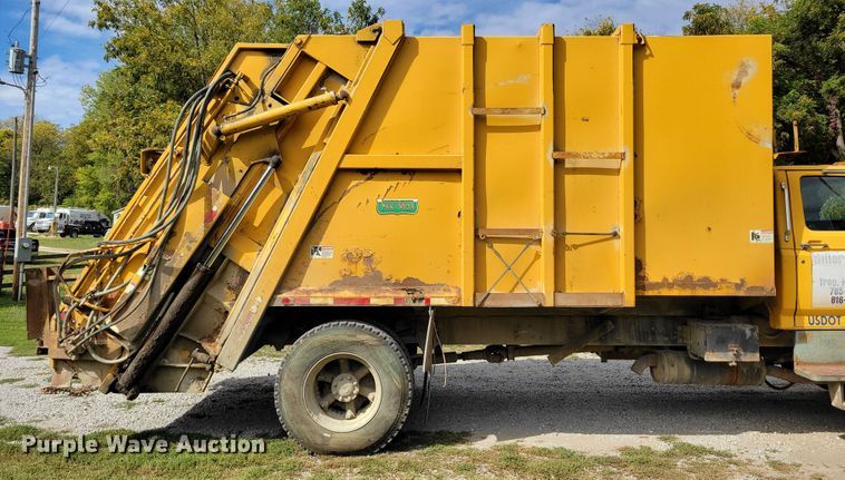 image for item DM8071 1997 Ford F800  refuse truck