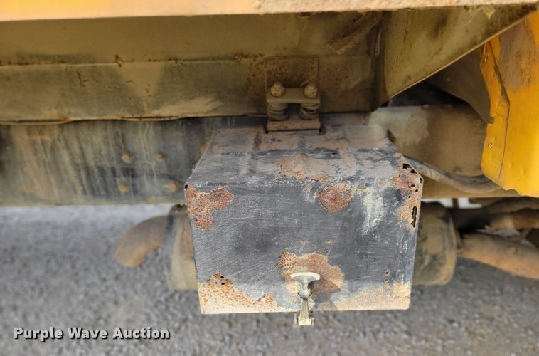 image for item DM8071 1997 Ford F800  refuse truck