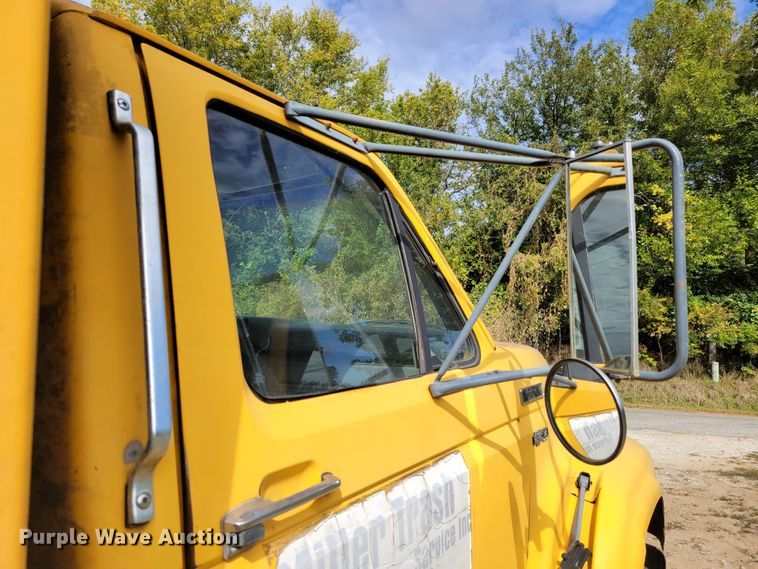 image for item DM8071 1997 Ford F800  refuse truck