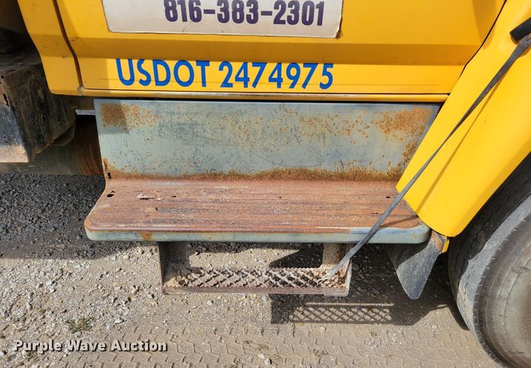 image for item DM8071 1997 Ford F800  refuse truck