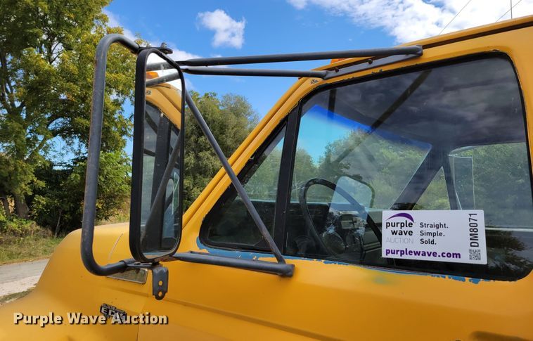 image for item DM8071 1997 Ford F800  refuse truck