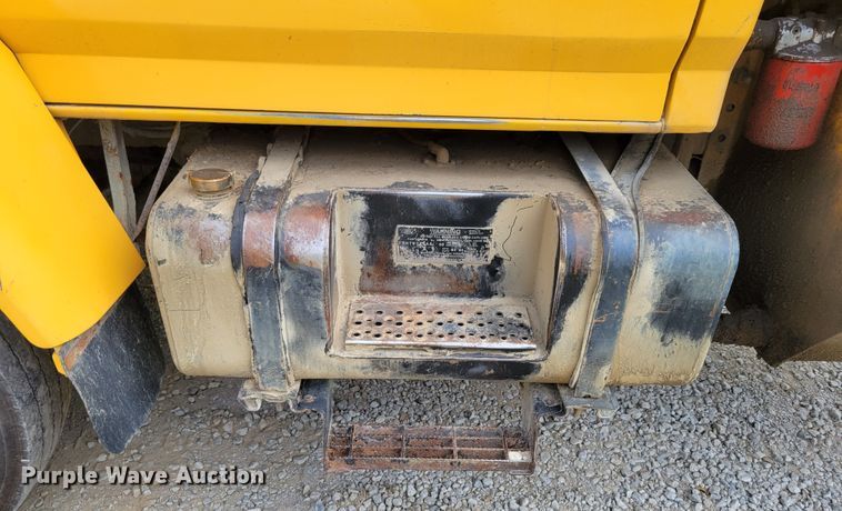 image for item DM8071 1997 Ford F800  refuse truck