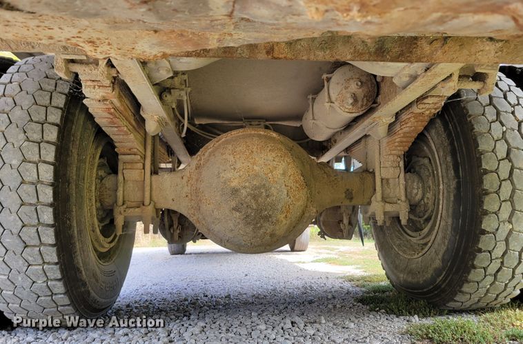 image for item DM8071 1997 Ford F800  refuse truck